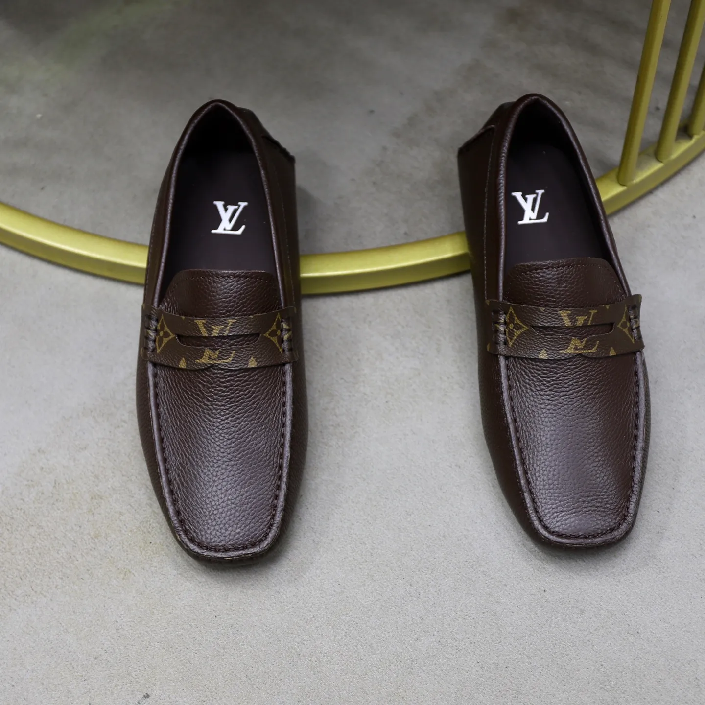Ex-factory price: 460💰【LV】Louis Vuitton ⚠️High-end men’s driving and pedal series ⚠️38-44 (customized for 45) ⚠️All original cowhide leather! Thick and soft! Made entirely of calfskin lining! Rubber sheet anti-slip beanie sole! Three-dimensional package technology! Fashionable and classic! Handicrafts! Original high quality! Feel free to compare!